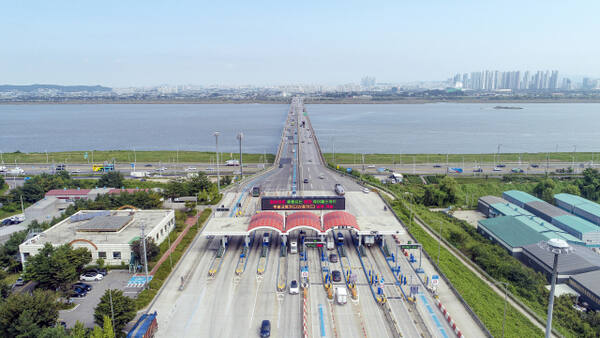 김포시의 일산대교 통행료 지원방안을 담은 조례안이 시의회 상임위에서 보류돼 일산대교 통행 무료화 갈수록 안개속이다. 김포시 제공