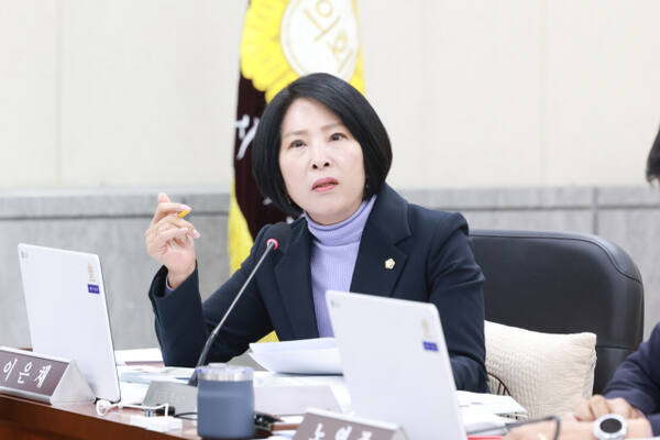 이은채 광주시의원이 제321회 제2차 정례회에서 광주시가 광주초등학교의 어린이보호구역 지정을 미루고 있는 이유를 추궁하고 있다. 광주시의회 제공