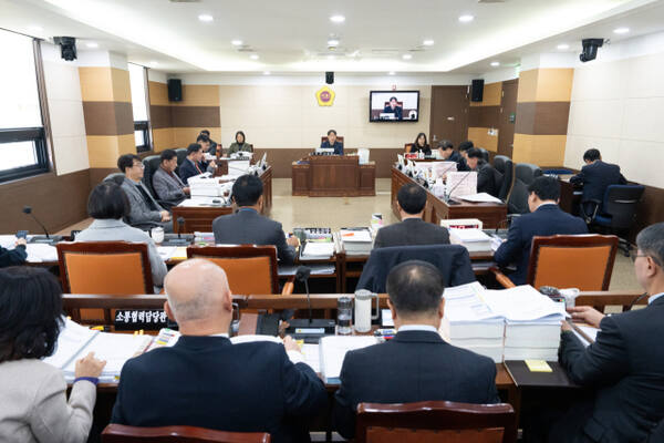 인천시의회 교육위원회. 인천시의회 제공