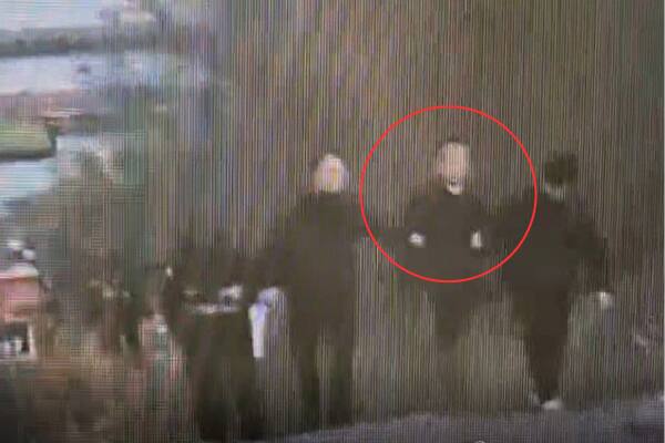 전 연인인 장기 실종 여성을 살해한 혐의로 긴급 체포된 50대 김모씨가 지난달 26일 오후 충북 충주호에서 경찰에 실종 여성의 차량을 유기한 지점을 밝힌 뒤 다시 호송되고 있다. 연합뉴스