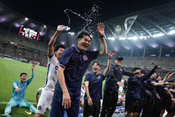 승리를 확정한 뒤 선수들과 함께 환호하는 유병훈 감독. 흔들림 없는 팀 결속이 후반기 반등의 동력이 됐다. 한국프로축구연맹 제공