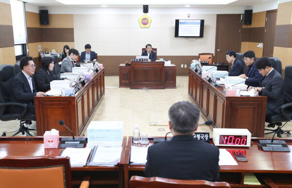 인천시의회 건교위의 미추2구역 동의서 재징구 현안 점검 모습. 시의회 제공