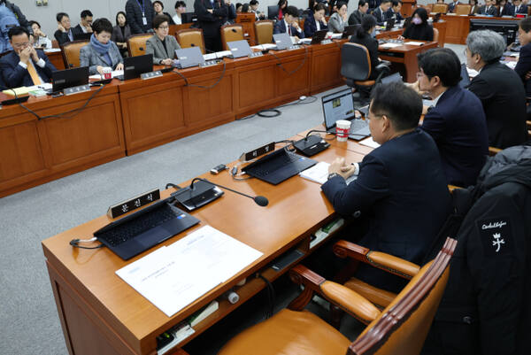 지난3일 서울 여의도 국회에서 열린 운영위원회 전체회의에 운영위 여당 간사인 더불어민주당 문진석 원내운영수석부대표의 빈자리가 눈에 띄고 있다. 앞서 문 수석부대표는 전날 국회 본회의 도중 김남국 대통령실 디지털소통비서관에게 같은 대학 출신의 특정 인사를 한국자동차산업협회장에 추천해달라고 휴대전화 문자메시지로 요청하는 장면이 일부 언론 카메라에 포착돼 파장이 일고 있다. 연합뉴스