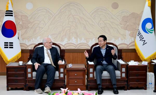 (오른쪽)유정복 인천시장이 지난 3일 인천시청 접견실에서 조나단 슈넥 존스홉킨스대 의과대학 교수와 협력 방안을 논의하고 있다. 인천시 제공