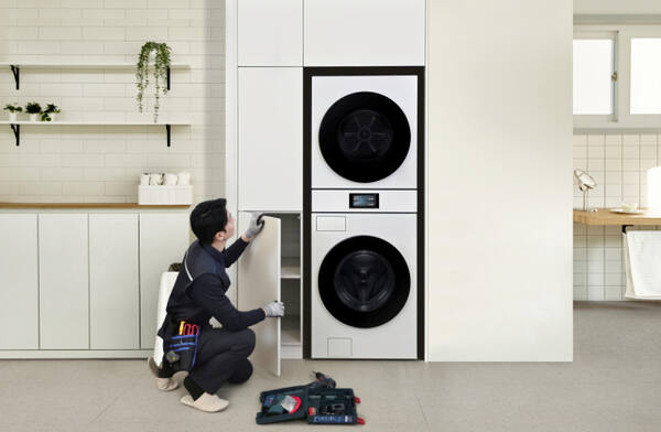 삼성전자가 고객에 새롭게 구매하거나 보유한 가전에 맞춰 기존 가구장 철거부터 시공, 제품 설치까지 한번에 제공하는 ‘삼성 인테리어핏 설치서비스’를 운영한다. 삼성전자 제공