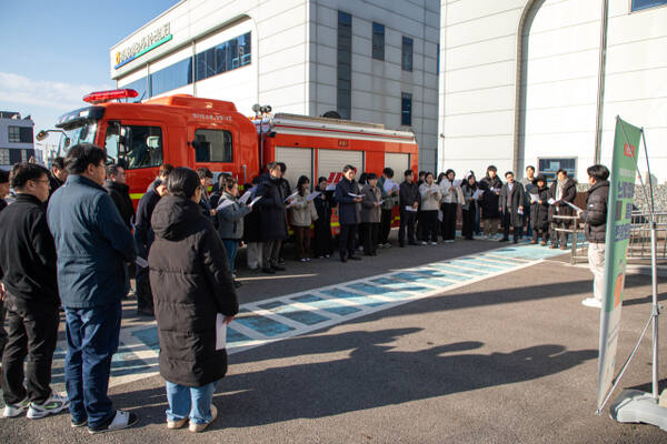 4일 김민철 경기도시장상권진흥원장 등 임직원들이 ‘2025년 복합재난 대비 통합훈련’을 실시하고 있다. 경상원 제공