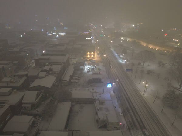 폭설이 내린 4일 오후 수원특례시 화서공원 일대가 온통 눈으로 덮여 있다.조주현기자