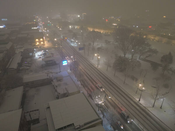 폭설이 내린 4일 오후 수원특례시 화서공원 일대가 온통 눈으로 덮여 있다.조주현기자