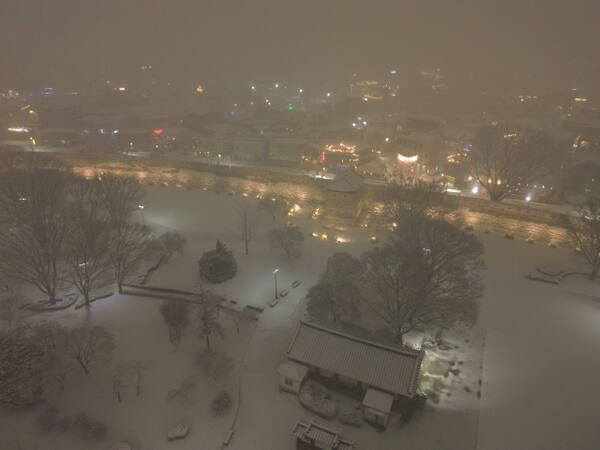 폭설이 내린 4일 오후 수원특례시 화서공원 일대가 온통 눈으로 덮여 있다.조주현기자