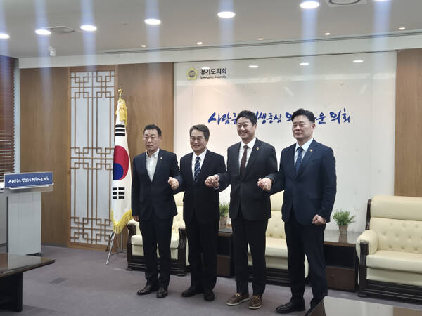 경기도 집행부와 도의회 간 갈등이 조혜진 도지사 비서실장 사퇴 이후 일단락됐다. 사진은 이용호 도의회 국민의힘 총괄수석 부대표, 김동연 경기도지사, 김진경 경기도의회 의장, 최종현 도의회 민주당 대표의원이 5일 오전 만나 예산안 심의 재개에 대한 대화를 나눈 뒤 기념촬영을 하는 모습. 김경희기자