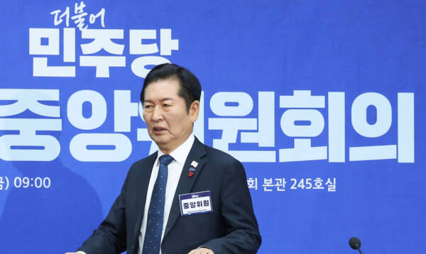 더불어민주당 정청래 대표가 5일 서울 여의도 국회에서 열린 제3차 중앙위 회의에 입장하고 있다. 연합뉴스