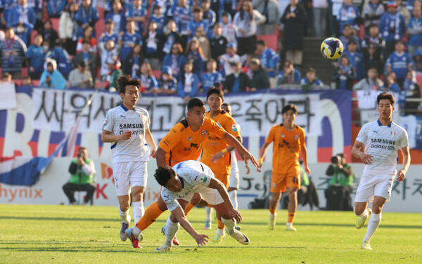 7일 제주월드컵경기장에서 ‘하나은행 K리그 2025’ 승강 PO 2차전 제주SK와 수원 삼성의 경기 후반 양 팀 선수들이 공을 두고 경합하고 있다. 연합뉴스