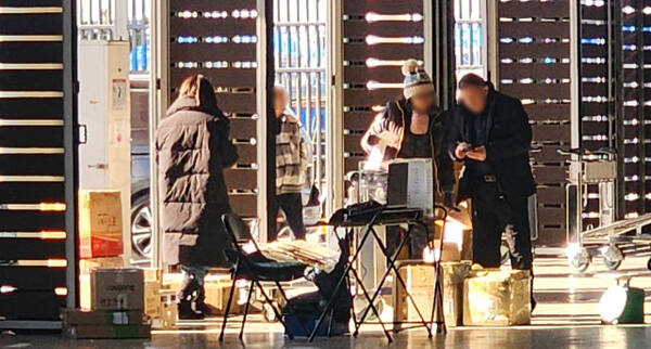 중간상인들이 최근 인천항 국제여객터미널 1층 탁송장에서 중국인 보따리상을 맞기 위해 모여 있다. 이병기 기자