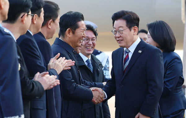 주요 20개국(G20) 정상회의 참석을 계기로 아프리카·중동 4개국 순방을 마친 이재명 대통령이 26일 성남 서울공항에 도착해 더불어민주당 정청래 대표와 악수하고 있다. 연합뉴스