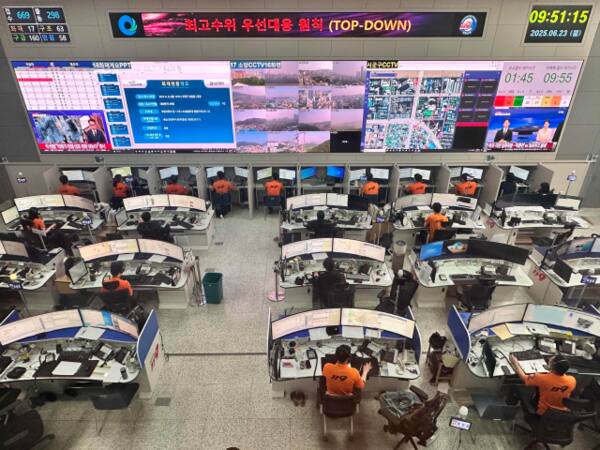 인천소방본부 상황 관리 요원들이 신고 접수 및 출동 지령을 확인하고 있다. 인천소방본부 제공