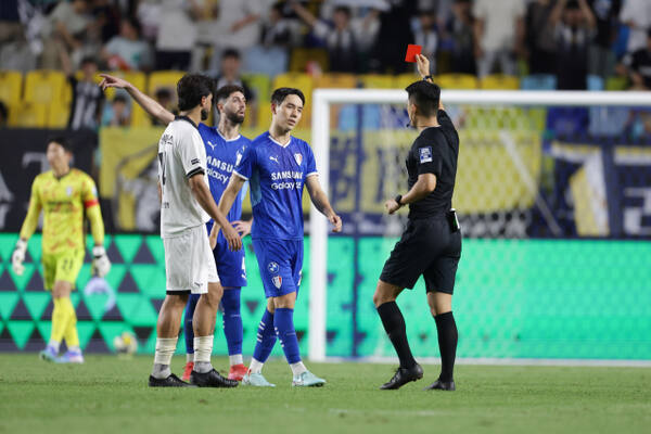 이번 시즌 결정적 순간마다 터진 실수와 퇴장은 수원의 K리그1 승격에 최대 걸림돌이 됐다. 한국프로축구연맹 제공