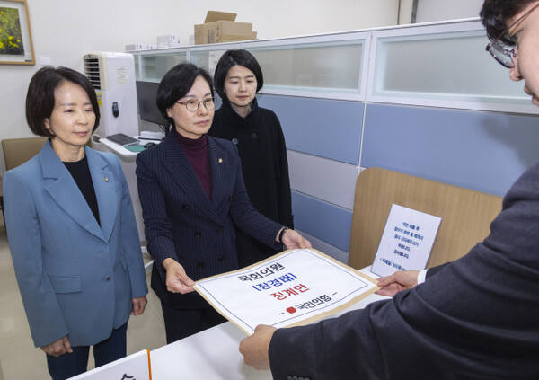 국민의힘 중앙여성위원장인 서명옥 의원(가운데)과 최수진(왼쪽), 한지아 의원이 8일 국회 의안과에 성추행 의혹을 받는 더불어민주당 장경태 의원을 국회 윤리특별위원회에 제소하는 징계안을 제출하고 있다. 연합뉴스