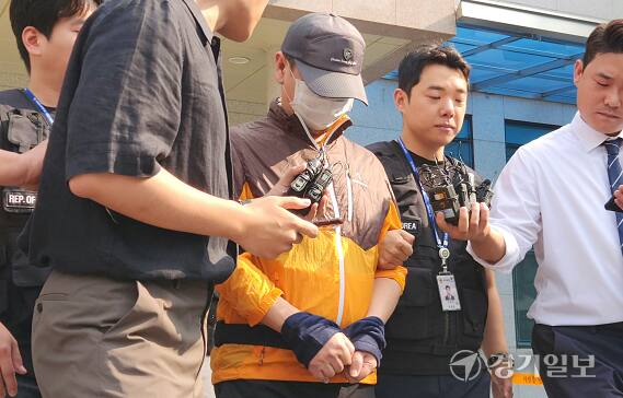 지난 7월30일 오전 인천 논현경찰서에서 나온 인천 총기 사건 60대 피의자가 경찰 차량으로 이동하고 있다. 경기일보 DB