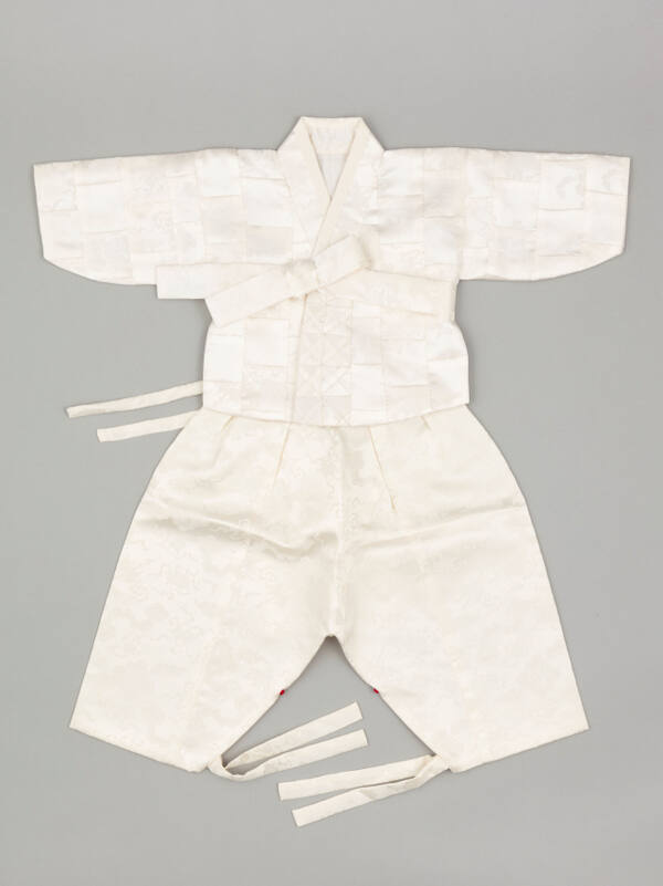 아이의 백일을 기념해 백 조각의 천을 이어 만든 백일옷. 국립민속박물관 제공