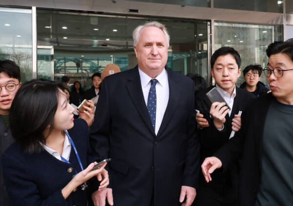 국민의힘 인요한 의원이 10일 서울 여의도 국회 소통관에서 의원직 사퇴 발표 기자회견을 마친 후 차량으로 향하고 있다. 연합뉴스