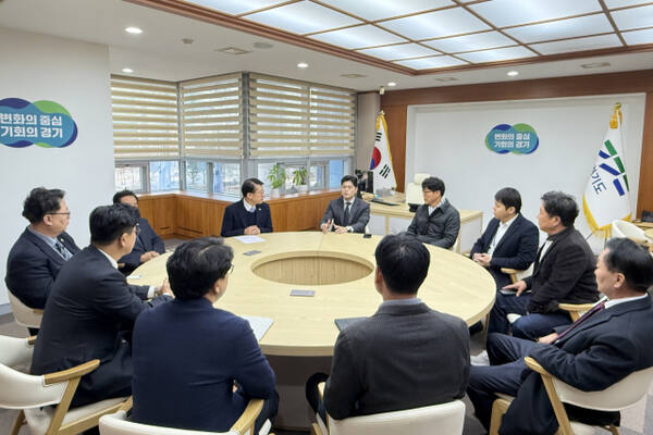 국민의힘 김용태 의원이 10일 경기도청 북부청사를 방문해 경기북부 지역의 도로 개선 및 교통 인프라 확충 방안을 논의하고 있다. 의원실 제공