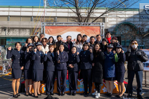 인천시 도시재생지원센터가 최근 인천 부평구 동암역 북광장에서 성과공유회를 마치고 기념 촬영을 하고 있다. 인천도시공사(iH) 제공