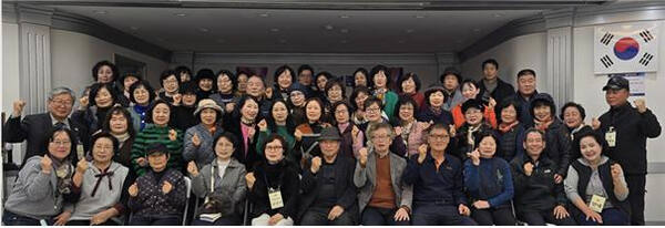 보부상문화보존회 박상길 상임대표와 회원들이 정기총회 및 송년회를 개최한 뒤 기념촬영을 하고 있다. 의왕시 제공