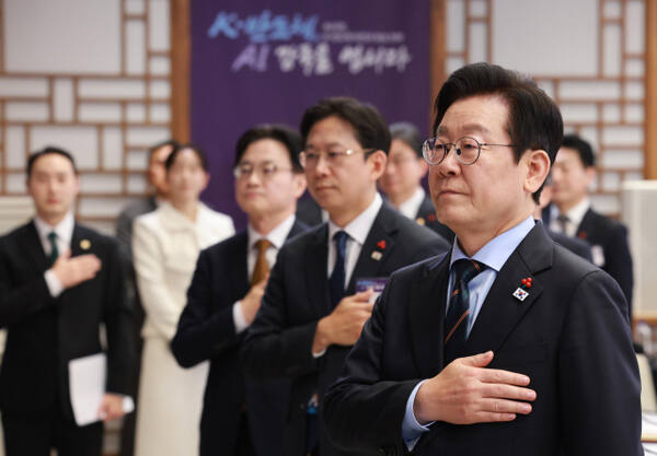 이재명 대통령이 10일 용산 대통령실에서 열린 AI 시대의 K-반도체 비전과 육성전략 보고회에서 국민의례를 하고 있다. 연합뉴스