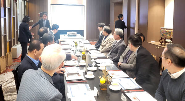 박원근 인천항만공사 물류전략처장이 10일 서울에서 호텔 CEO들을 대상으로 골든하버 복합지원용지를 홍보하고 있다. IPA 제공