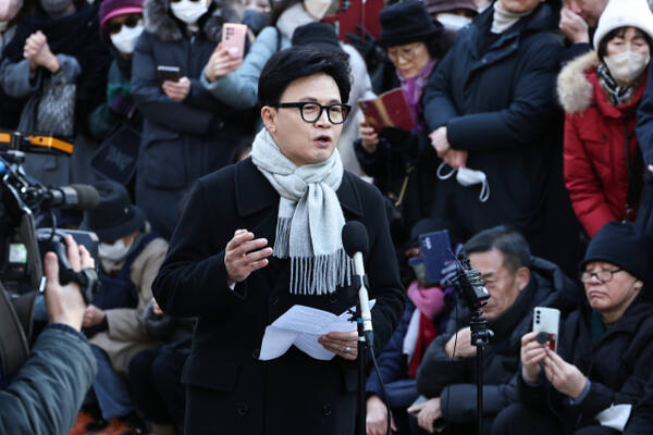 국민의힘 한동훈 전 대표가 3일 서울 여의도 국회도서관 앞 쪽문에서 12·3 비상계엄 1주년 관련 기자회견을 하고 있다. 연합뉴스