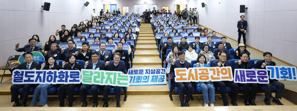 11일 김동연 경기도지사가 안산시 초지동 경기도 미술관에서 ‘안산선 지하화 통합개발사업’ 주민 간담회를 진행한 뒤 기념촬영을 하고 있다. 경기도 제공