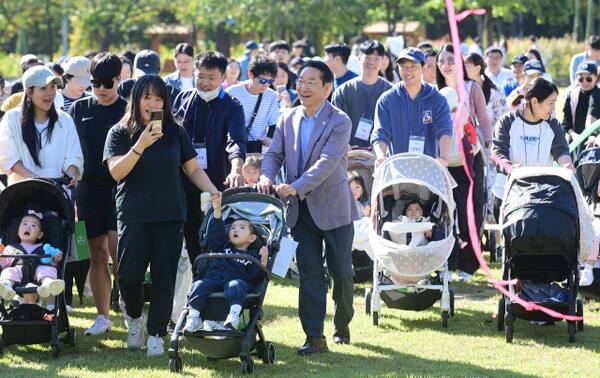유정복 인천시장이 지난 2024년 10월12일 연수구 해돋이공원에서 열린 ‘저출산 극복을 위한 2024 유아차 걷기 대회’에서 참가 가족들과 출발을 하고 있다. 인천시 제공