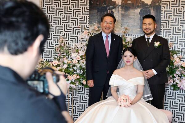 유정복 인천시장이 최근 인천 중구 하버파크호텔에서 아이플러스(i+) 맺어드림 1호커플 결혼식에 참석해 축하인사를 하고 있다. 인천시 제공