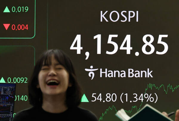 서울 중구 하나은행 딜링룸 현황판에 코스피 지수 등이 표시되고 있다. 연합뉴스