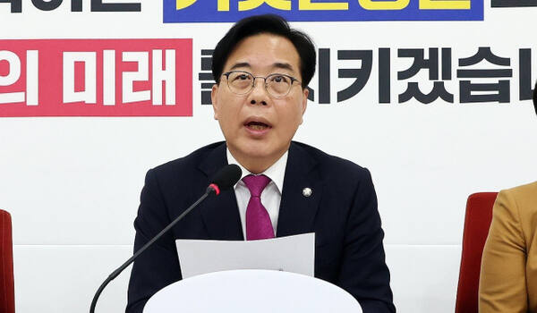 국민의힘 송언석 원내대표가 14일 서울 여의도 국회에서 통일교 금품수수 연루 의혹 특검 제안과 관련해 기자간담회를 하고 있다. 연합뉴스