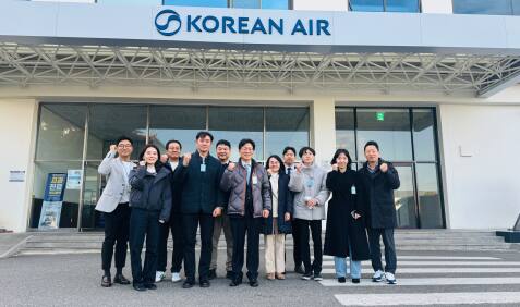‘2025년 대한항공 항공우주분야 오픈이노베이션 프로그램’ 참가자들이 대한항공 앞에서 기념 촬영을 하고 있다. 인천창조경제혁신센터 제공