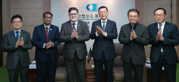 최근 인천 남동구 인천상공회의소 회장단실에서 열린 ‘인천·방글라데시 경제교류 활성화 간담회’에서 박주봉 인천상의 회장(왼쪽 4번째)과 투피크 이슬람 샤틸 주한 방글라데시 대사(왼쪽 3번째) 등 참석자들이 기념촬영을 하고 있다. 인천상의 제공