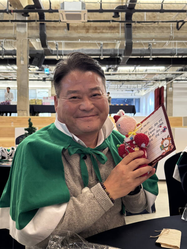 지난 4일 열린 본보와 초록우산 경기지역본부의 ‘나눔천사페스티벌’ 산타원정대 캠페인에서 김미곤씨가 선물포장 기념촬영을 하고 있다. 초록우산 경기지역본부 제공