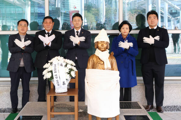 김진경 경기도의회 의장과 정윤경·김규창 부의장, 장한별 더불어민주당 총괄수석부대표, 임채호 의회사무처장이 평화의 소녀상 건립 7주년 기념식에서 기념촬영을 하고 있다. 경기도의회 제공.