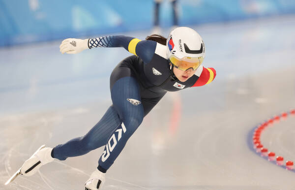 의정부시청 김민선이 15일(한국시간) 노르웨이 하마르 올림픽 홀에서 열린 ‘2025-2026 국제빙상경기연맹(ISU) 스피드 스케이팅 월드컵 4차 대회’ 여자 500ｍ 2차 레이스에서 37초83을 기록, 동메달을 획득했다. 경기일보DB