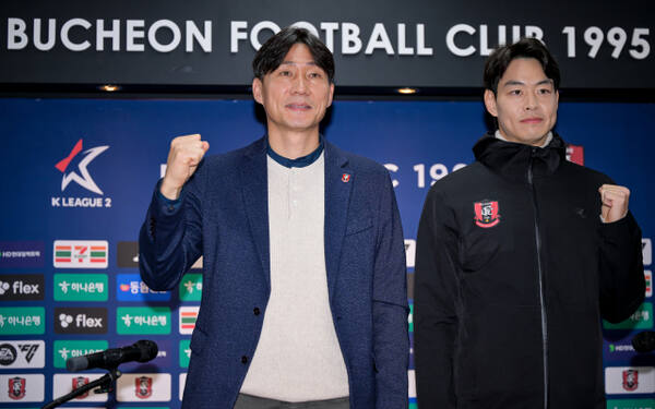 부천FC의 이영민 감독(왼쪽). 부천FC 제공