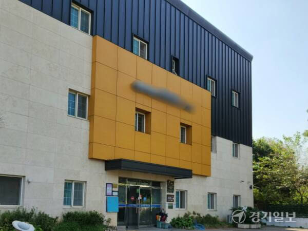 지난 9월 인천 강화군 한 중증장애인거주시설 전경. 경찰은 9월24일 시설에 거주 중인 여성 중증장애인 여러 명을 수년간 성폭행한 혐의(성폭력 범죄의 처벌 등에 관한 특례법 위반)로 이 시설에 대한 압수수색을 하는 한편, 시설장 A씨를 입건해 조사하고 있다. 경기일보DB