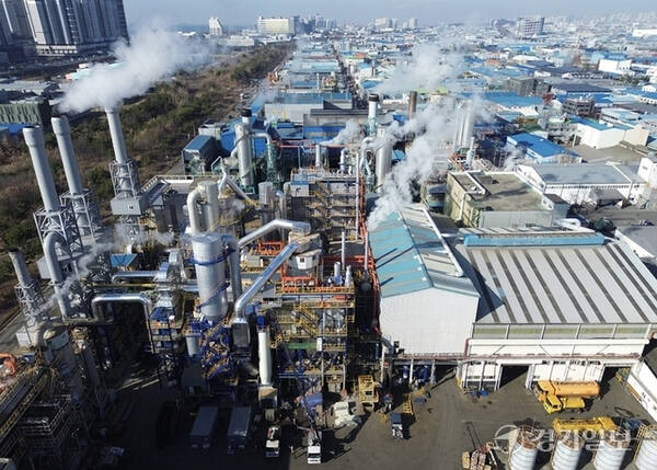 안산시 한 민간 소각장 굴뚝에서 수증기가 쉼 없이 뿜어져 나오고 있다. 경기일보 DB