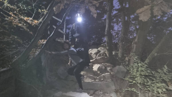 지난달 7일 북한산 산행 중 조난당한 싱가포르 국적 여행객들이 고양소방서 구조대원의 도움 속에 하산하고 있다. 고양소방서 제공