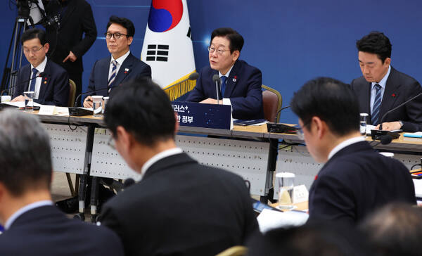 이재명 대통령이 17일 정부세종컨벤션센터에서 행정안전부(경찰청, 소방청)·인사혁신처 업무보고에서 발언하고 있다. 연합뉴스