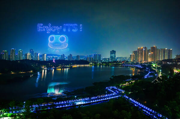 5월 ITS 아태총회가 열린 광교호수공원 일원에서 시민들을 위한 드론아트쇼가 진행되고 있다. 수원시 제공