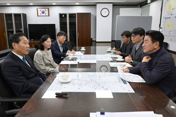 김동근 시장이 최근 국토교통부 대도시권광역교통위원회를 방문해 김용석 위원장과 주요 광역철도 현안에 대해 논의하고 있다. 의정부시 제공
