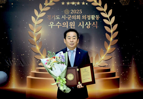 김연균 의정부시의회 의장이 대한민국지방의정봉사상을 수상한 뒤 기념촬영을 하고 있다. 의정부시의회 제공.