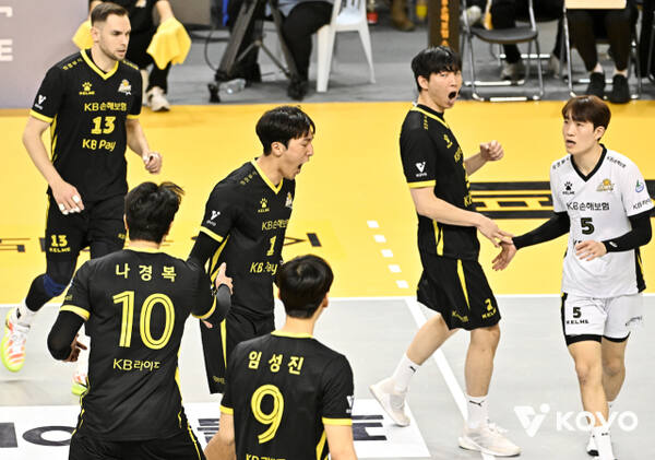 25일 의정부 경민대에서 열린 2025-2026 V리그 남자부 3라운드 인천 대한항공 점보스전에서 의정부 KB손해보험 스타즈 선수들이 점수를 내고 기쁨을 만끽하고 있다. 한국배구연맹 제공