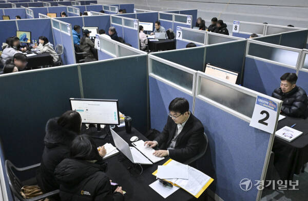 27일 오후 경기대학교 수원캠퍼스 체육관에서 열린 '경기도교육청 고1·2학년 대입진학 설명회'에서 학생과 학부모들이 1:1 대학진학상담을 하고 있다. 이번 설명회는 경기도교육청 주최로 2027학년도 대입전형의 이해와 대비 전략 등을 담은 특강과 경기도 대입진학지도 리더교사가 상담자로 참여한 1:1 대학진학상담을 중점으로 진행됐다. 홍기웅기자